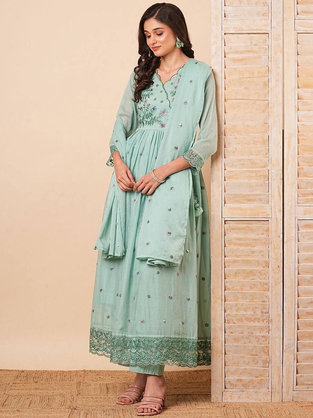FASHOR Floral Embroidered Sequinned Pure Cotton A-Line Kurta With Trousers & Dupatta, Green
FASHOR Floral Embroidered Sequinned Pure Cotton A-Line Kurta With Trousers & Dupatta, Green