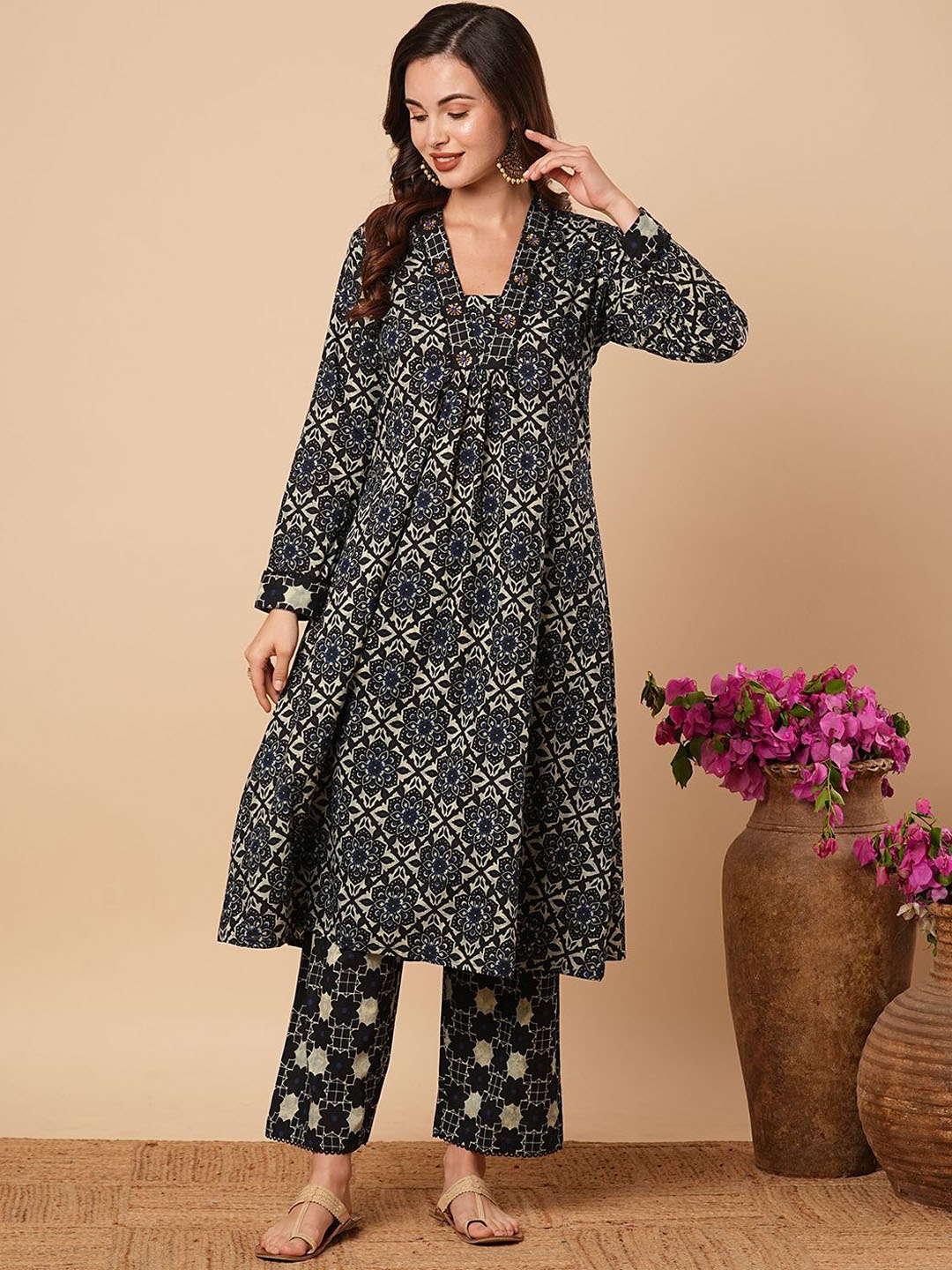 FASHOR Floral Printed V-Neck Beads And Stones Pure Cotton A-Line Kurta With Palazzos, Black
FASHOR Floral Printed V-Neck Beads And Stones Pure Cotton A-Line Kurta With Palazzos, Black