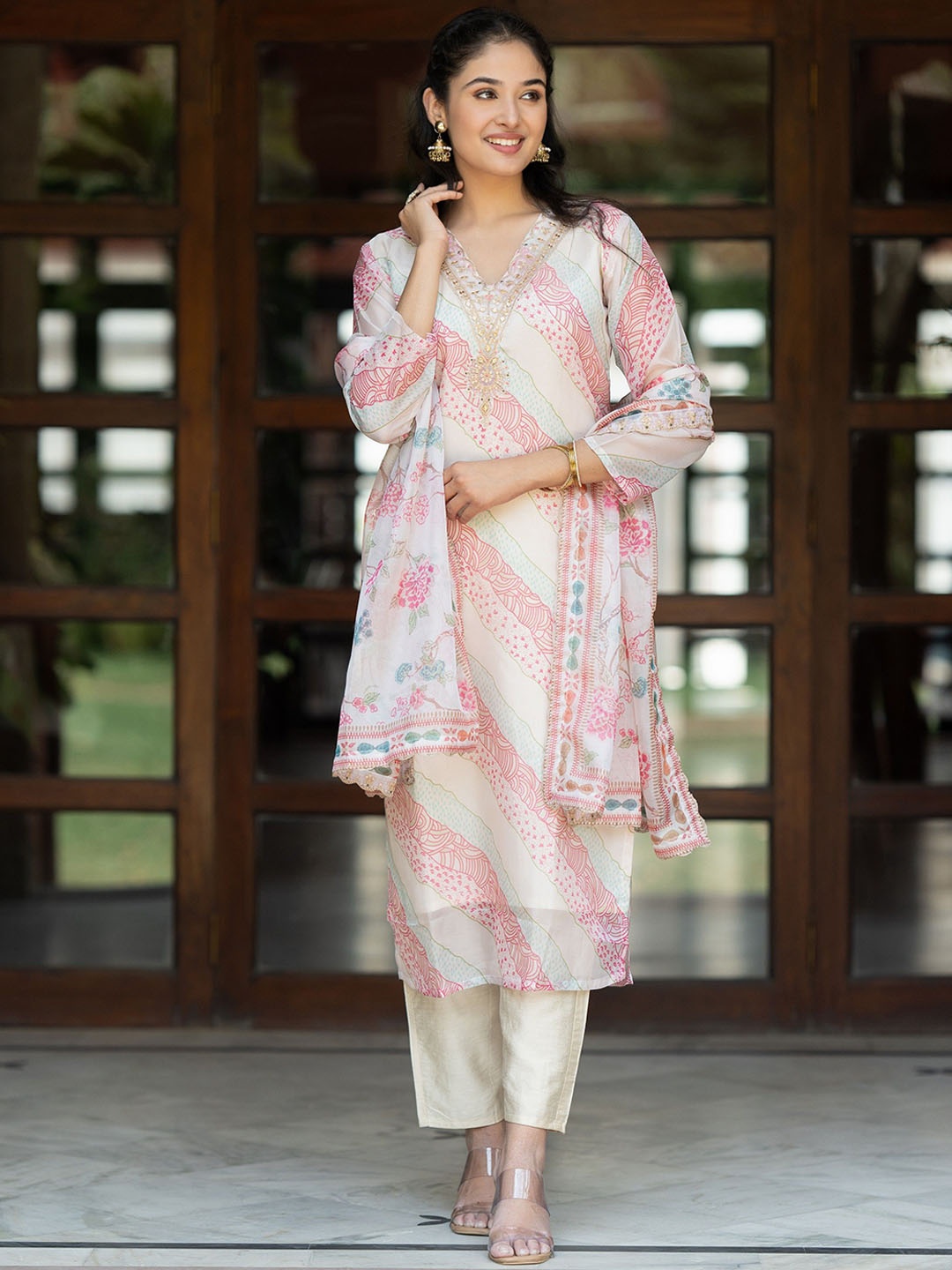 ASPORA Floral Printed Regular Sequinned Straight Kurta With Trousers & Dupatta, Off white
ASPORA Floral Printed Regular Sequinned Straight Kurta With Trousers & Dupatta, Off white