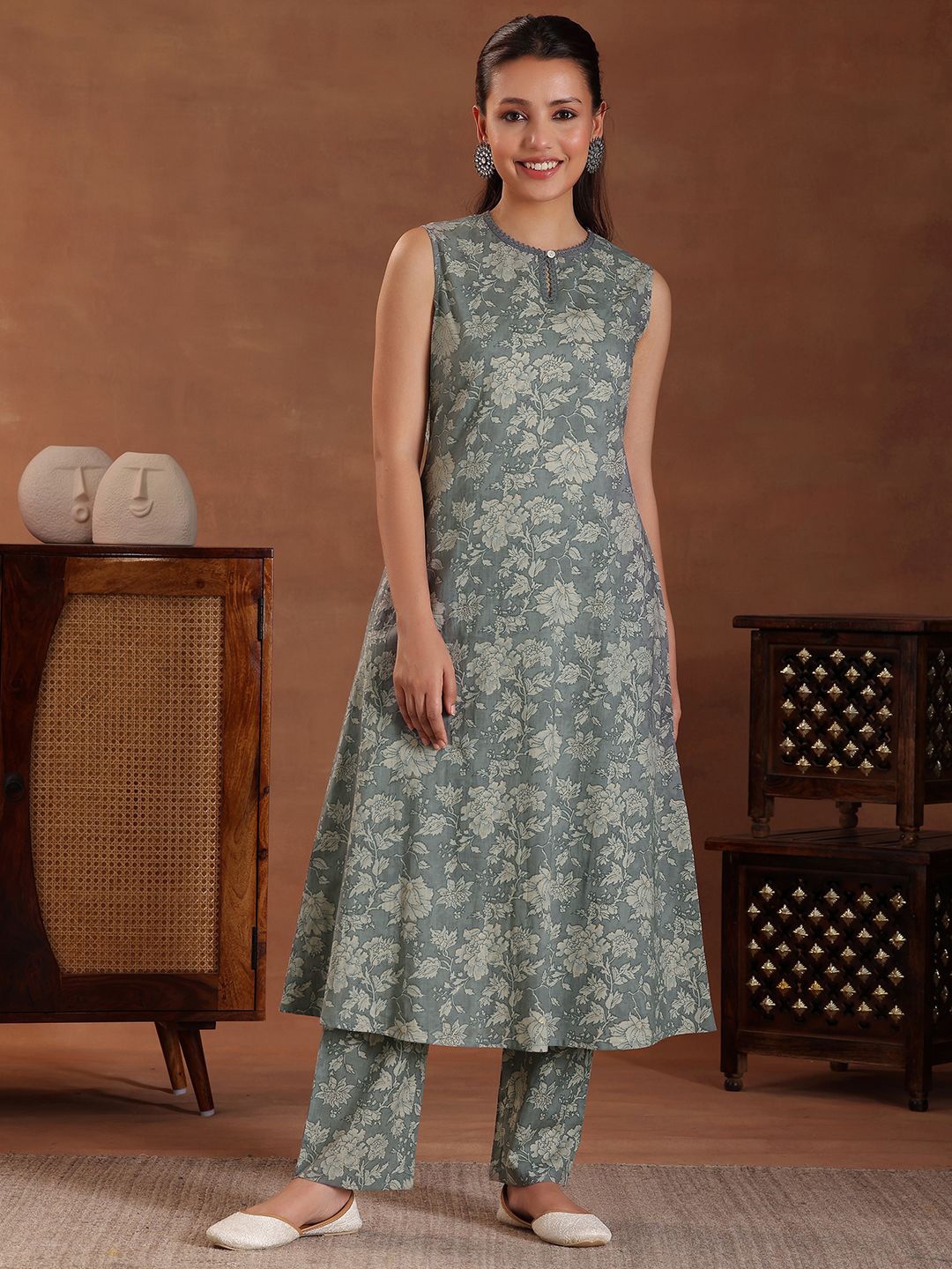 Libas Keyhole Neck Sleeveless Floral Printed Regular Pure Cotton Kurta with Trousers, Grey
Libas Keyhole Neck Sleeveless Floral Printed Regular Pure Cotton Kurta with Trousers, Grey