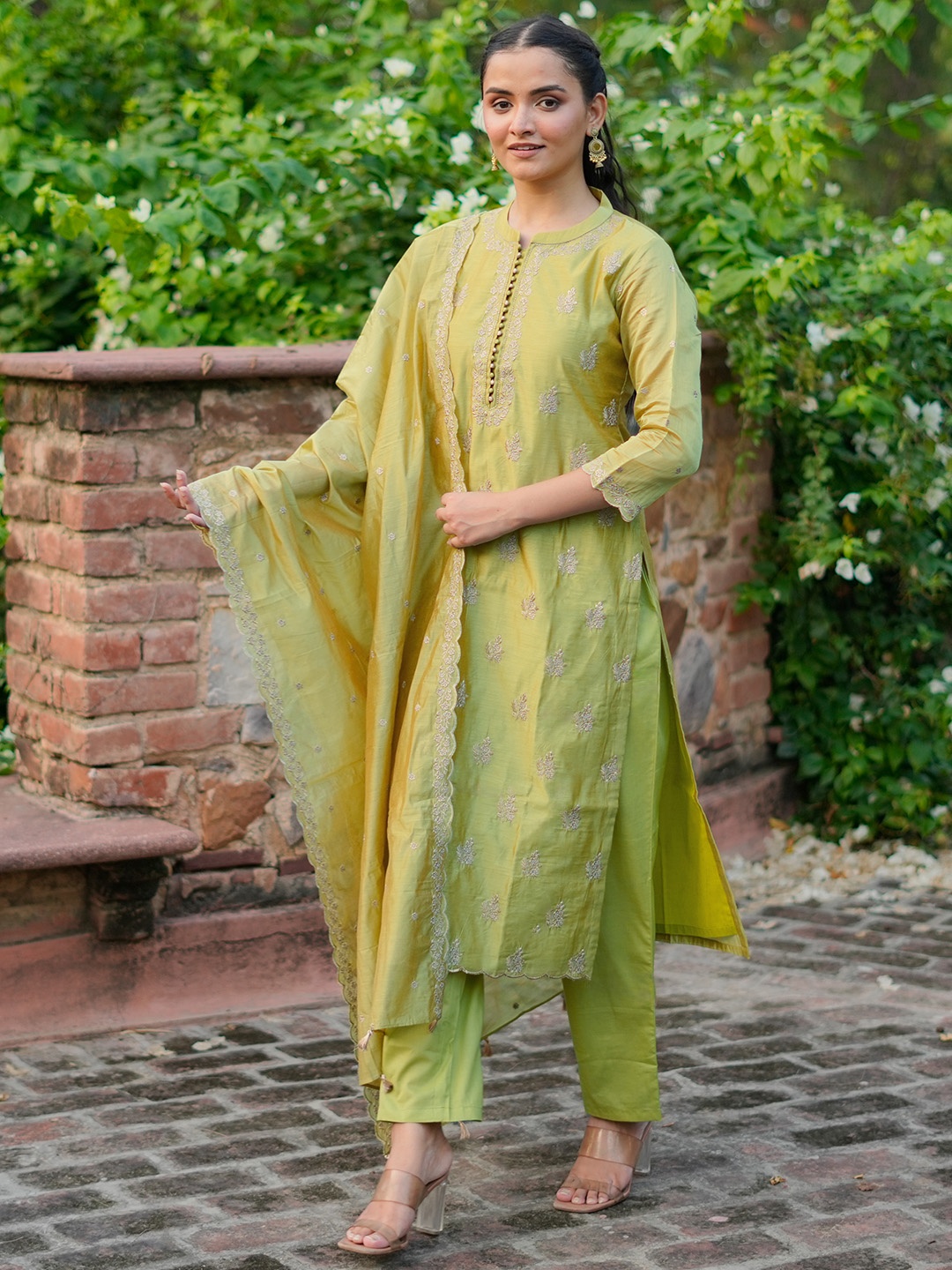 Libas Art Floral Embroidered Regular Chanderi Silk Straight Kurta With Trousers & Dupatta, Green
Libas Art Floral Embroidered Regular Chanderi Silk Straight Kurta With Trousers & Dupatta, Green