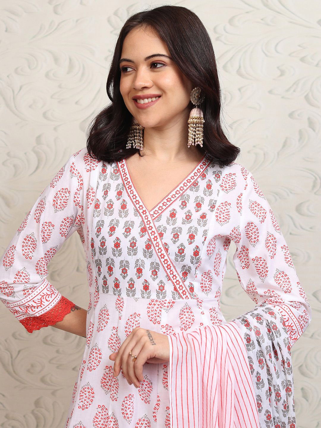 Vishudh Women Ethnic Motifs Printed Regular Pure Cotton Kurta with Trousers & With Dupatta, White
Vishudh Women Ethnic Motifs Printed Regular Pure Cotton Kurta with Trousers & With Dupatta, White