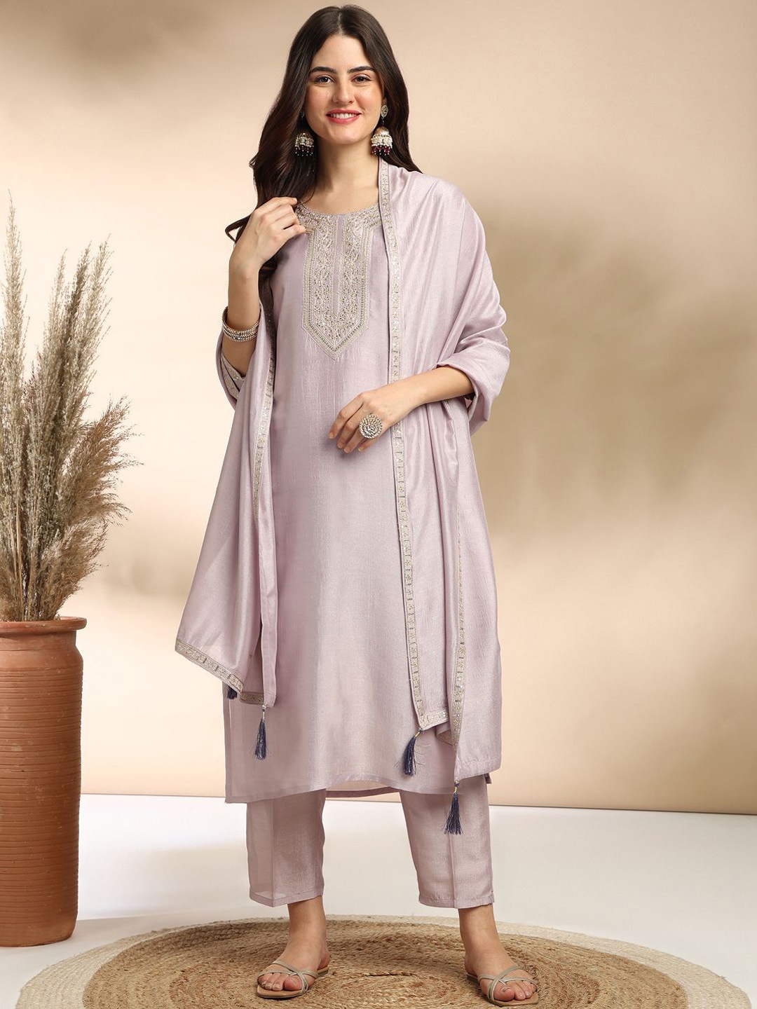 J Turritopsis Women Floral Embroidered Regular Sequinned Kurta with Pyjamas & With Dupatta, Purple
J Turritopsis Women Floral Embroidered Regular Sequinned Kurta with Pyjamas & With Dupatta, Purple
