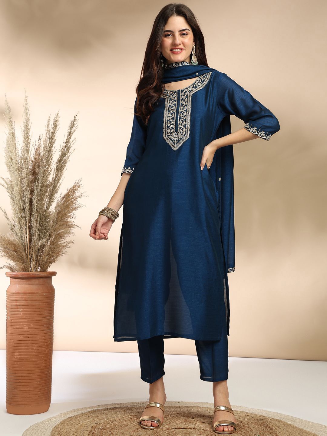 J Turritopsis Women Floral Embroidered Regular Sequinned Kurta with Pyjamas & With Dupatta, Blue
J Turritopsis Women Floral Embroidered Regular Sequinned Kurta with Pyjamas & With Dupatta, Blue