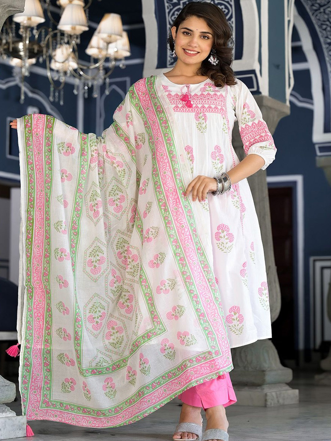 Ishin Women Floral Printed Regular Pure Cotton Kurta with Trousers & With Dupatta, White
Ishin Women Floral Printed Regular Pure Cotton Kurta with Trousers & With Dupatta, White