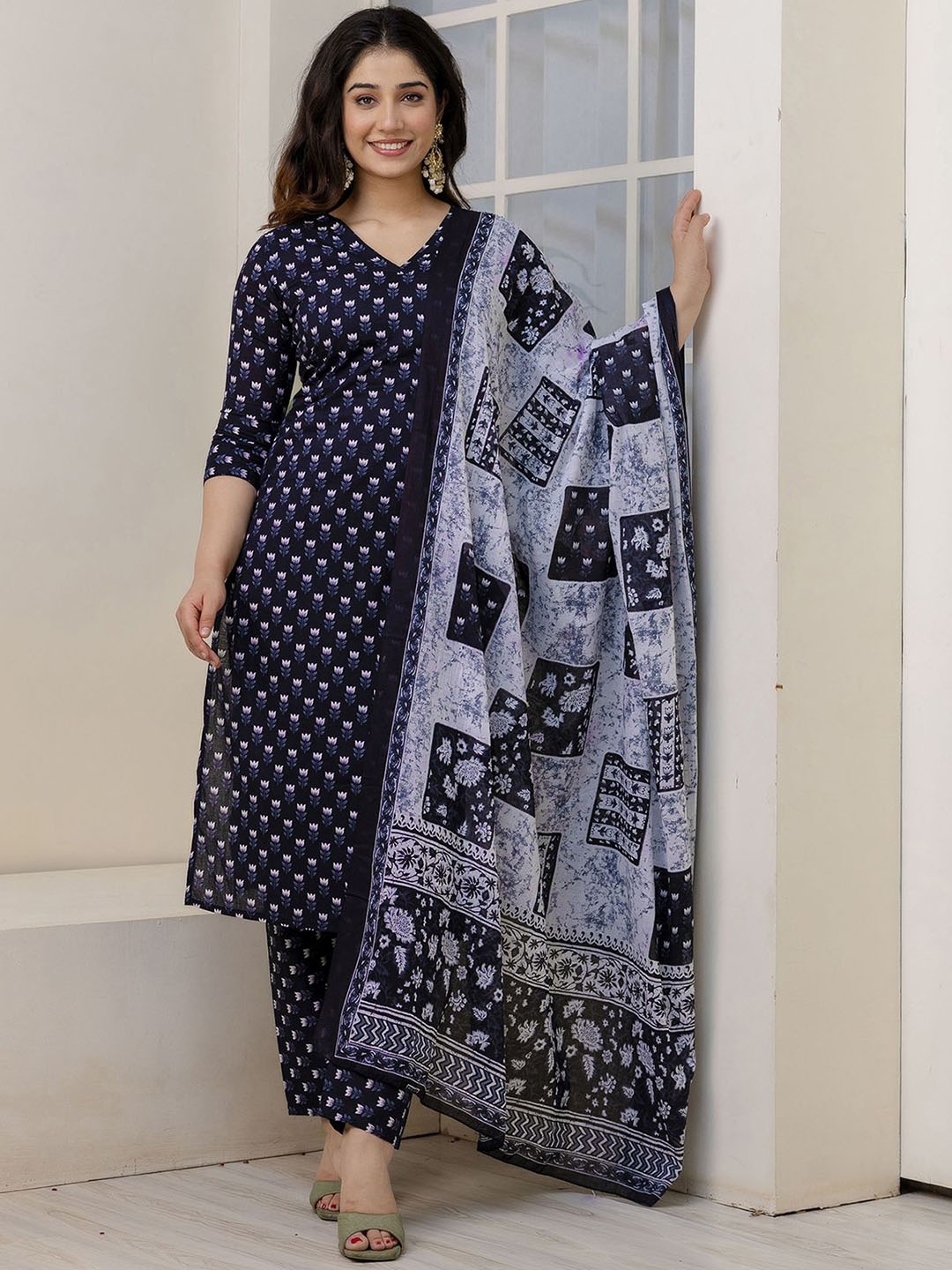 Nayo Women Floral Printed Regular Pure Cotton Kurta with Trousers & With Dupatta, Black
Nayo Women Floral Printed Regular Pure Cotton Kurta with Trousers & With Dupatta, Black