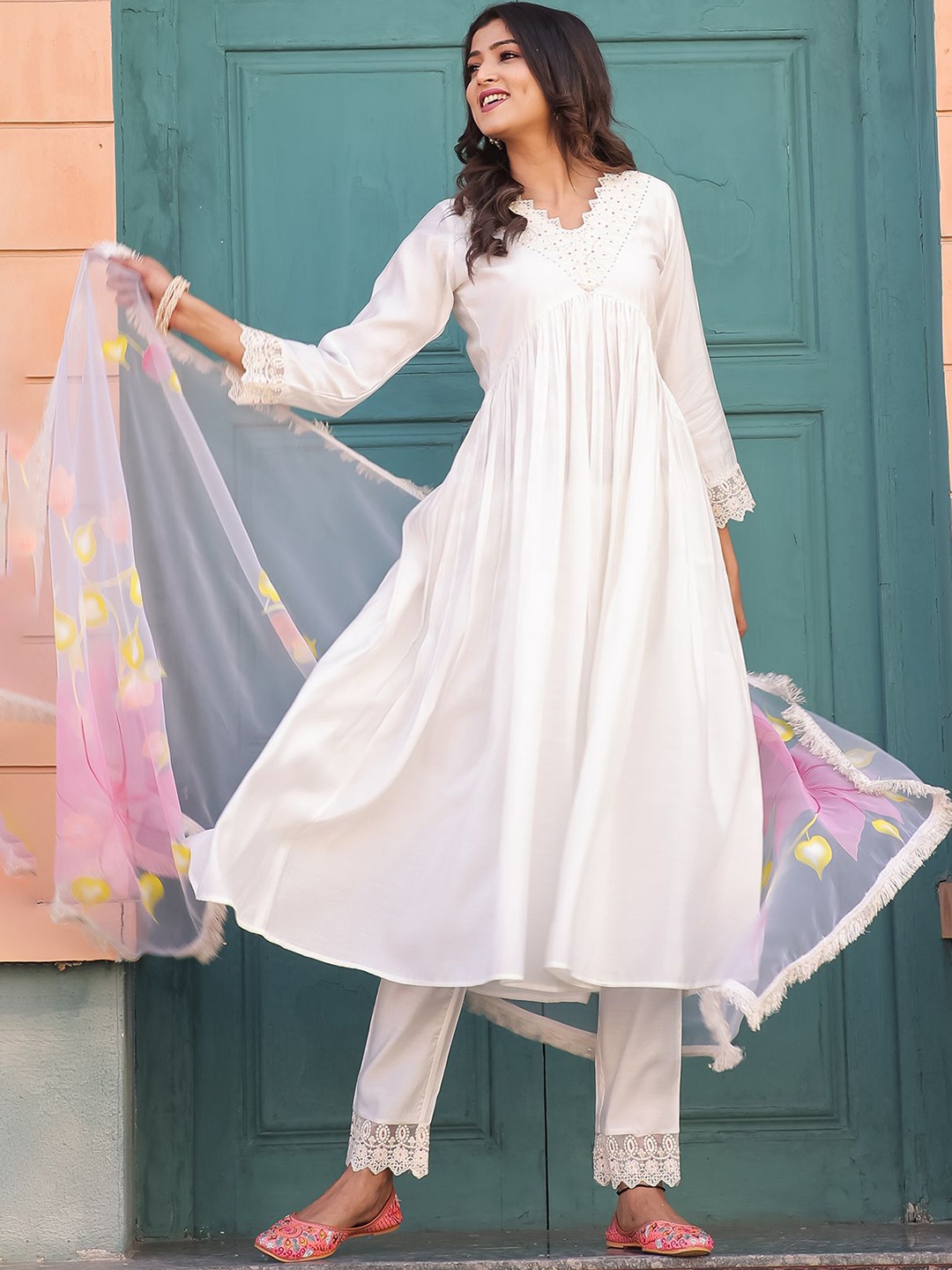 Rajnandini Women Floral Embroidered Regular Kurti with Trousers & With Dupatta, White
Rajnandini Women Floral Embroidered Regular Kurti with Trousers & With Dupatta, White