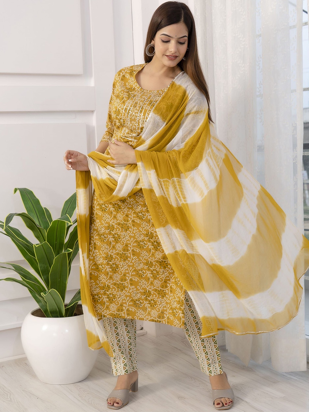 RANGREAL Women Floral Printed Regular Pure Cotton Kurta with Trousers & With Dupatta, Yellow
RANGREAL Women Floral Printed Regular Pure Cotton Kurta with Trousers & With Dupatta, Yellow