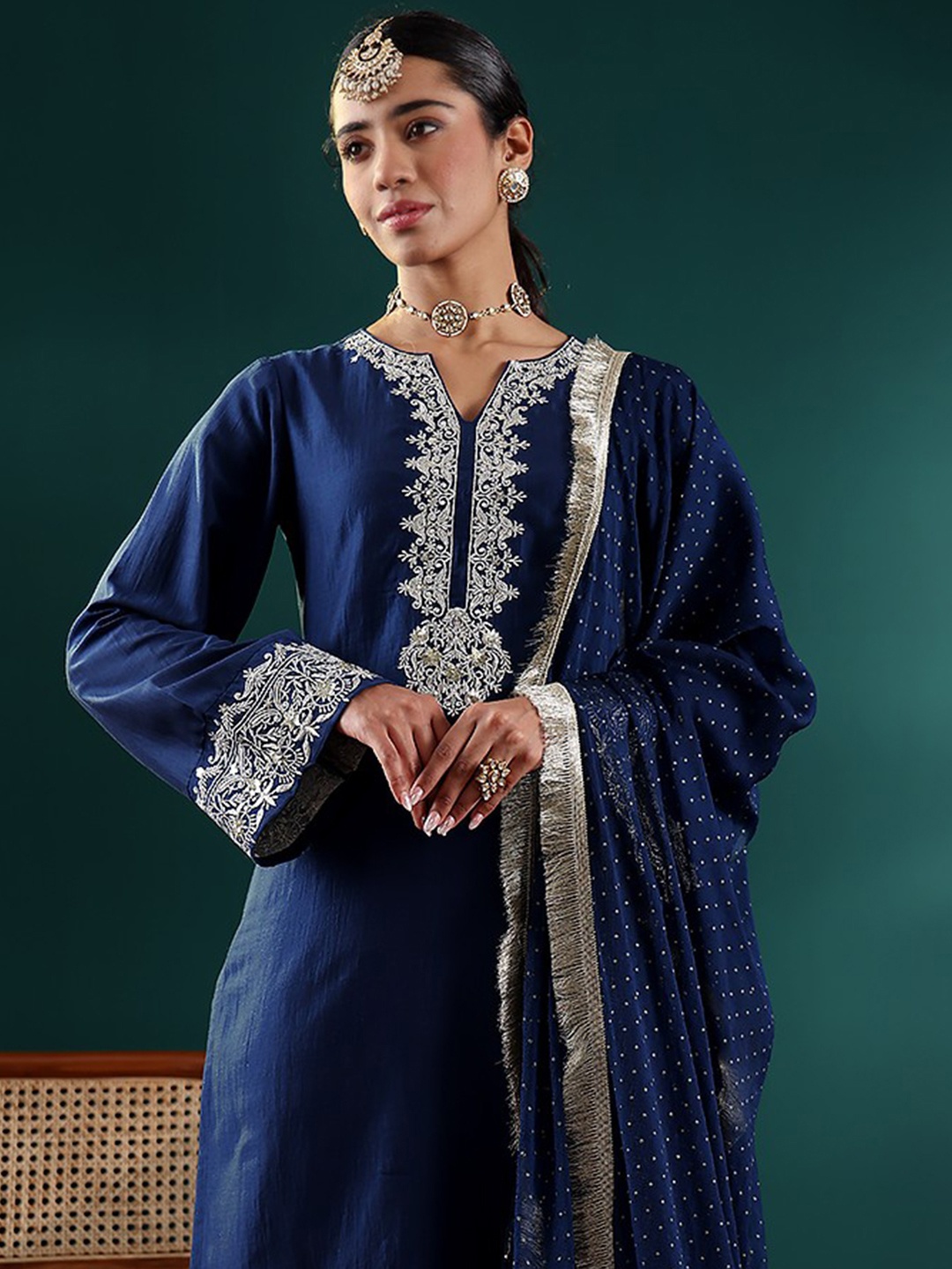 Varanga Women Floral Embroidered Regular Thread Work Kurta with Trousers & With Dupatta, Blue
Varanga Women Floral Embroidered Regular Thread Work Kurta with Trousers & With Dupatta, Blue
