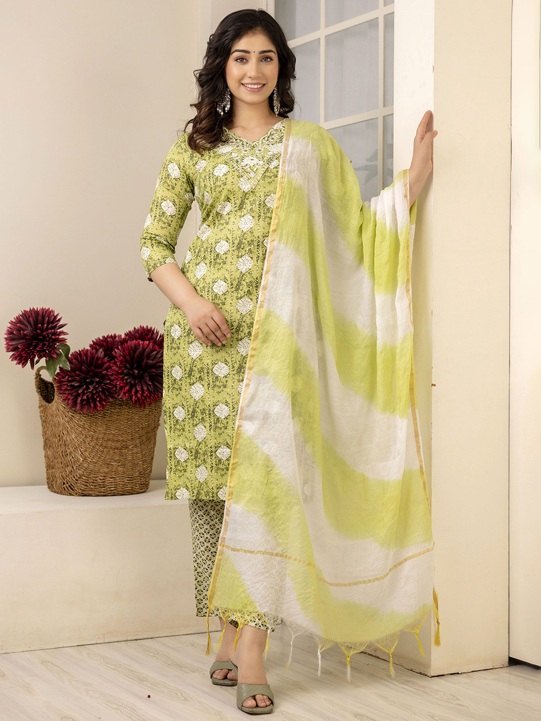 Charu Women Floral Printed Regular Thread Work Kurta with Trousers & With Dupatta, Green
Charu Women Floral Printed Regular Thread Work Kurta with Trousers & With Dupatta, Green