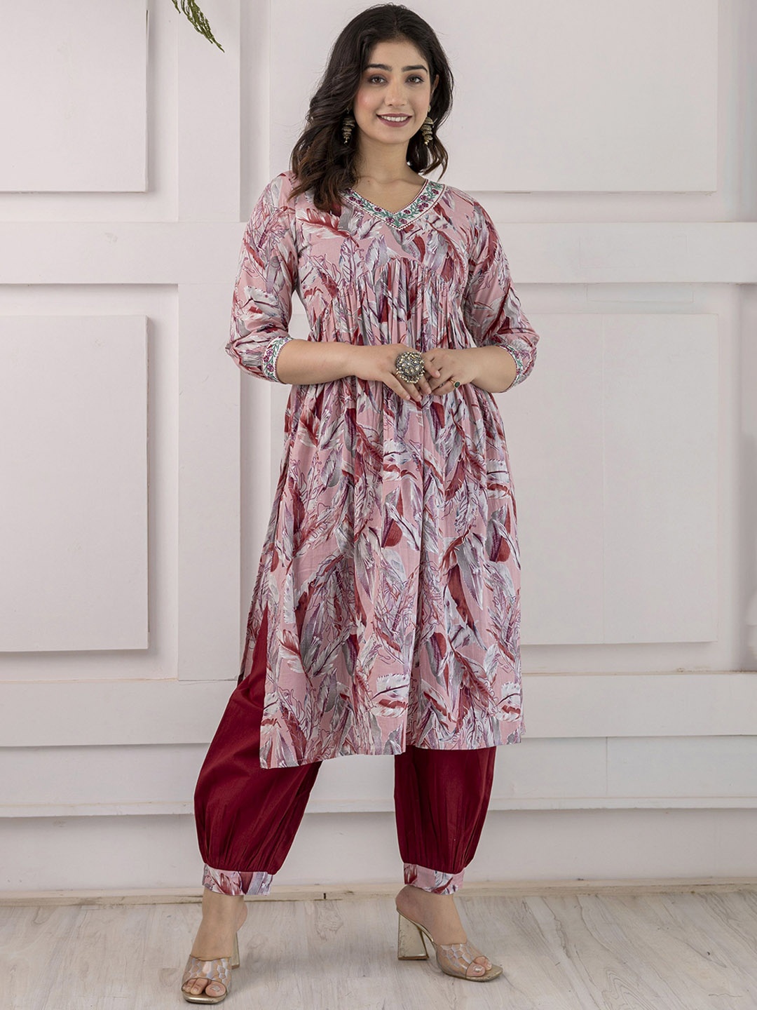 Charu Women Floral Printed Regular Thread Work Pure Cotton Kurta with Patiala & With Dupatta, Pink
Charu Women Floral Printed Regular Thread Work Pure Cotton Kurta with Patiala & With Dupatta, Pink