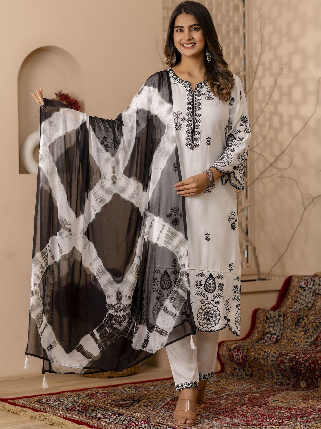 Charu Women Floral Embroidered Regular Thread Work Kurta with Trousers & With Dupatta, White
Charu Women Floral Embroidered Regular Thread Work Kurta with Trousers & With Dupatta, White