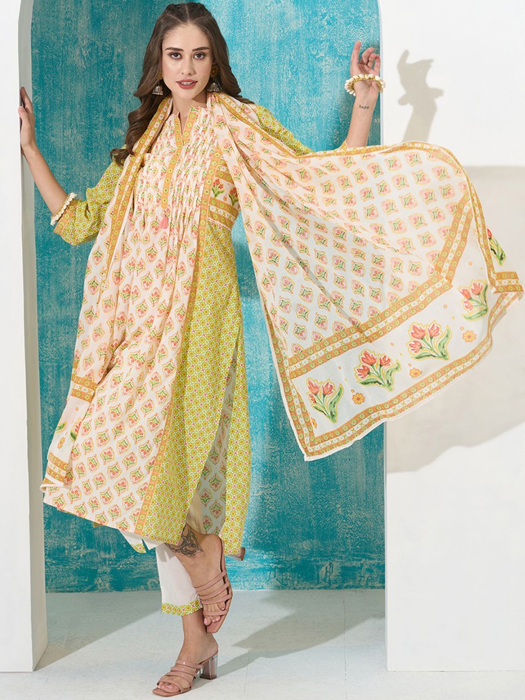 ODETTE Women Ethnic Motifs Printed Regular Kurta with Trousers & With Dupatta, Green
ODETTE Women Ethnic Motifs Printed Regular Kurta with Trousers & With Dupatta, Green