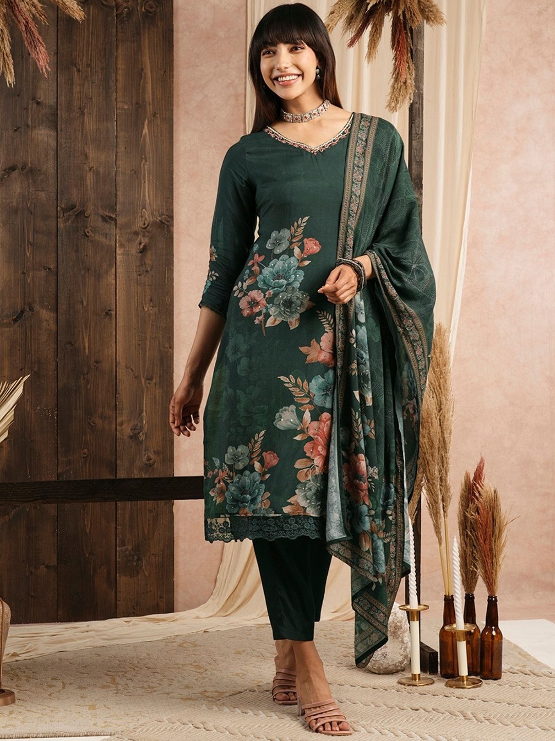 ODETTE Women Floral Printed Regular Beads and Stones Kurta with Trousers & With Dupatta, Green
ODETTE Women Floral Printed Regular Beads and Stones Kurta with Trousers & With Dupatta, Green