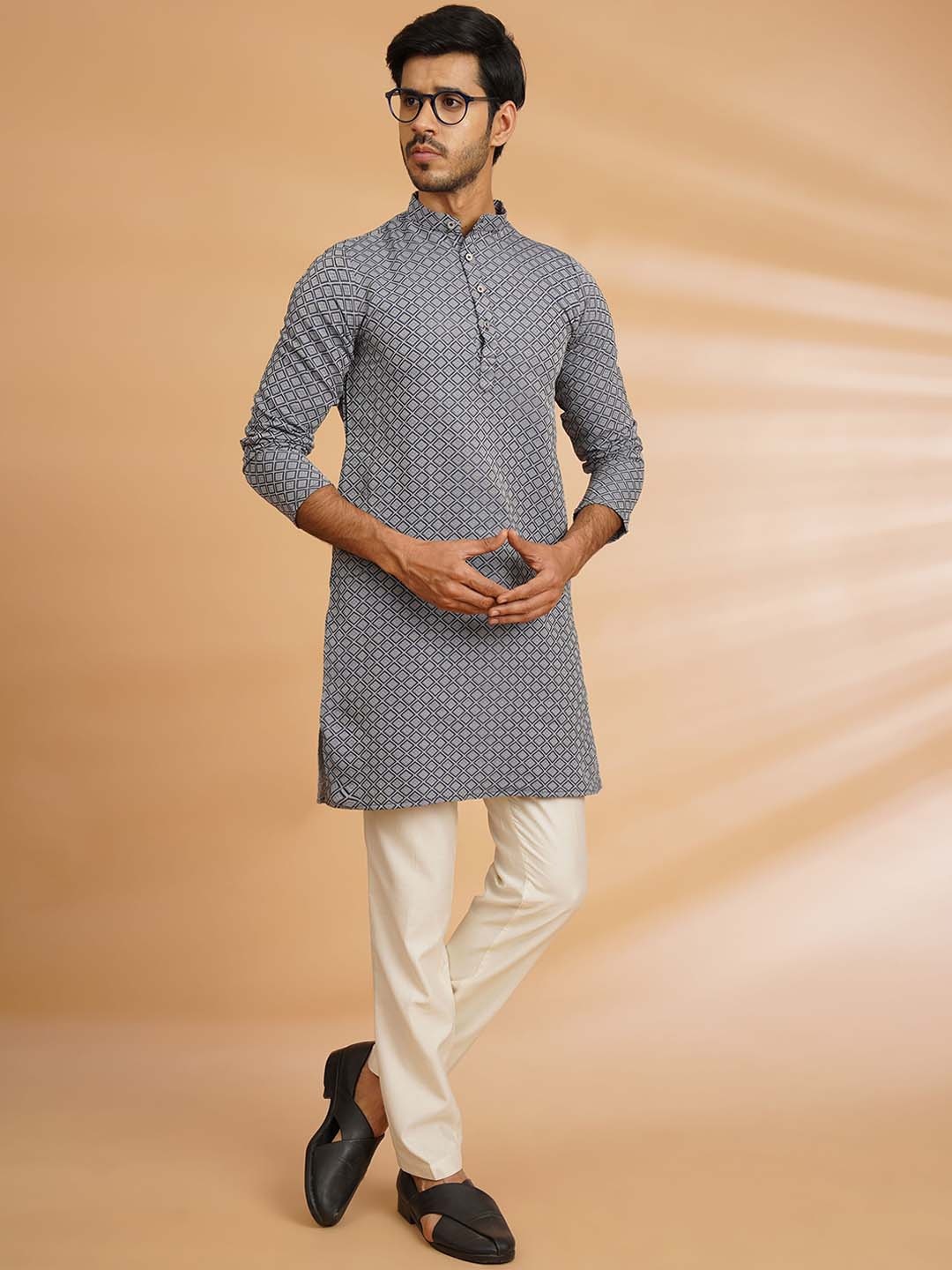 Shiv Leela Geometric Printed Mandarin Collar Woven Design Jacquard Straight Kurta, Grey
Shiv Leela Geometric Printed Mandarin Collar Woven Design Jacquard Straight Kurta, Grey