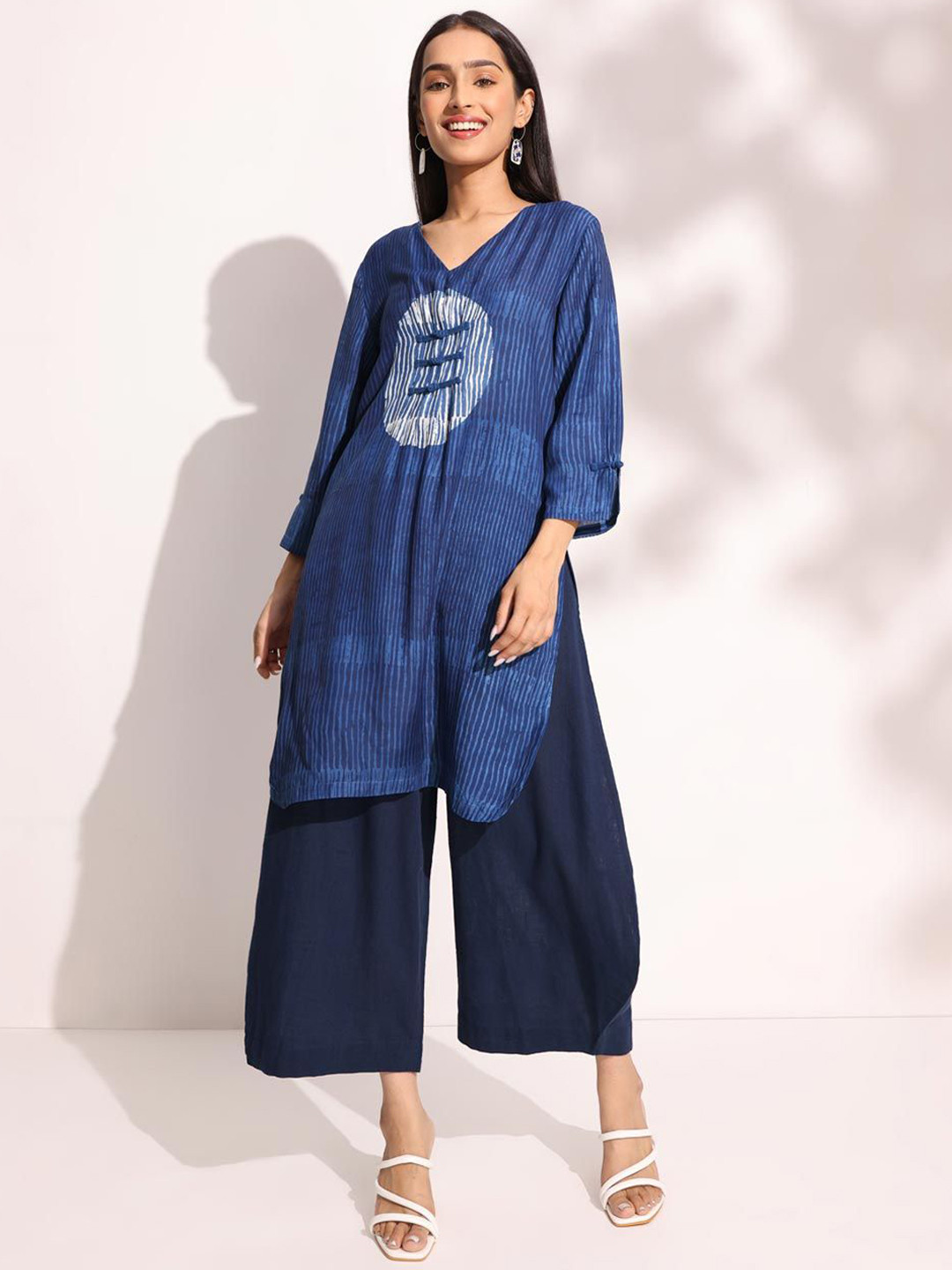 Fabindia Ethnic Motifs Printed V-Neck Straight Kurta With Pyjamas, Blue 
Fabindia Ethnic Motifs Printed V-Neck Straight Kurta With Pyjamas, Blue