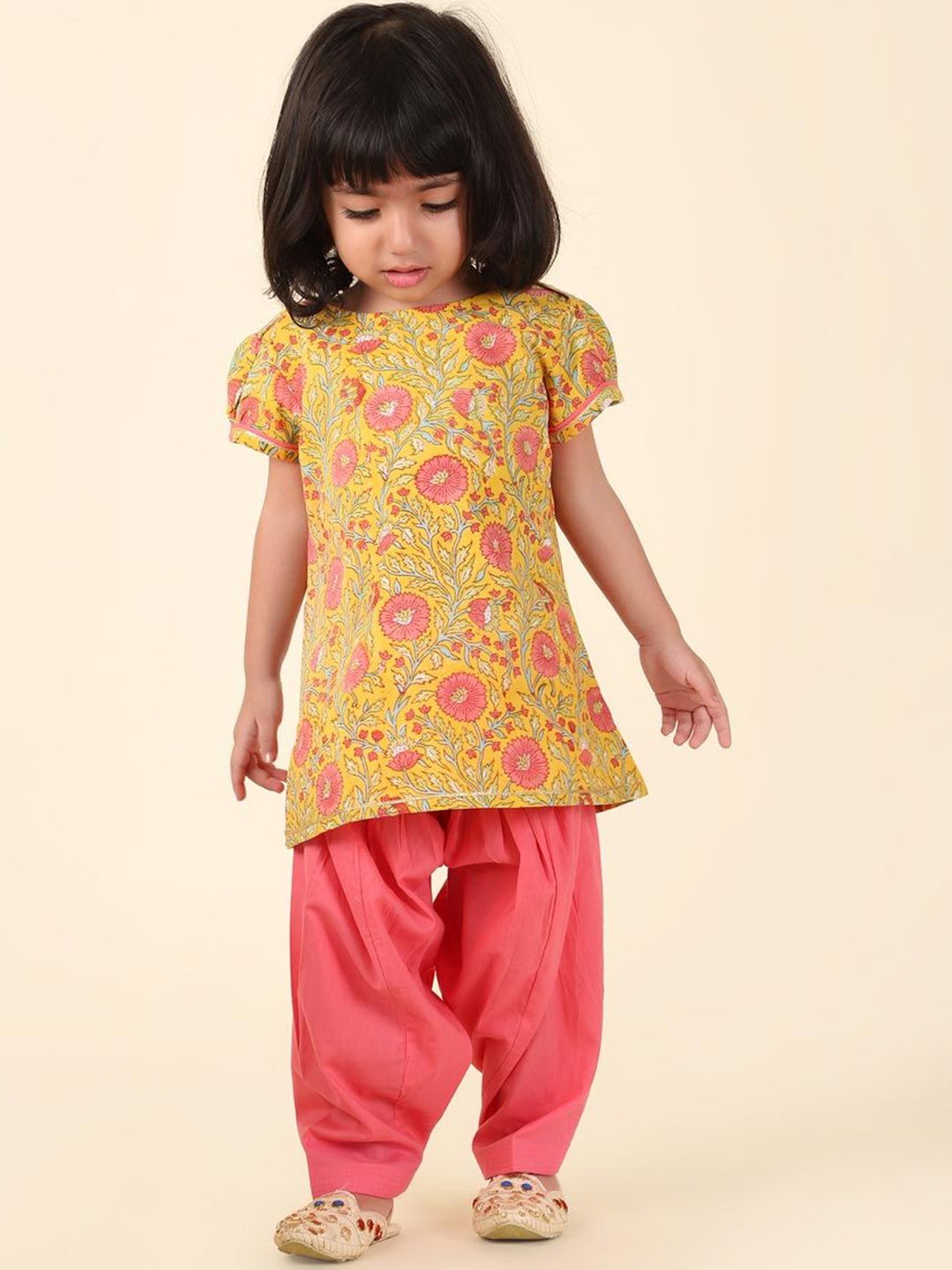 Fabindia Girls Floral Printed Puffed Sleeves Straight Pure Cotton Kurta With Salwar, Yellow
Fabindia Girls Floral Printed Puffed Sleeves Straight Pure Cotton Kurta With Salwar, Yellow