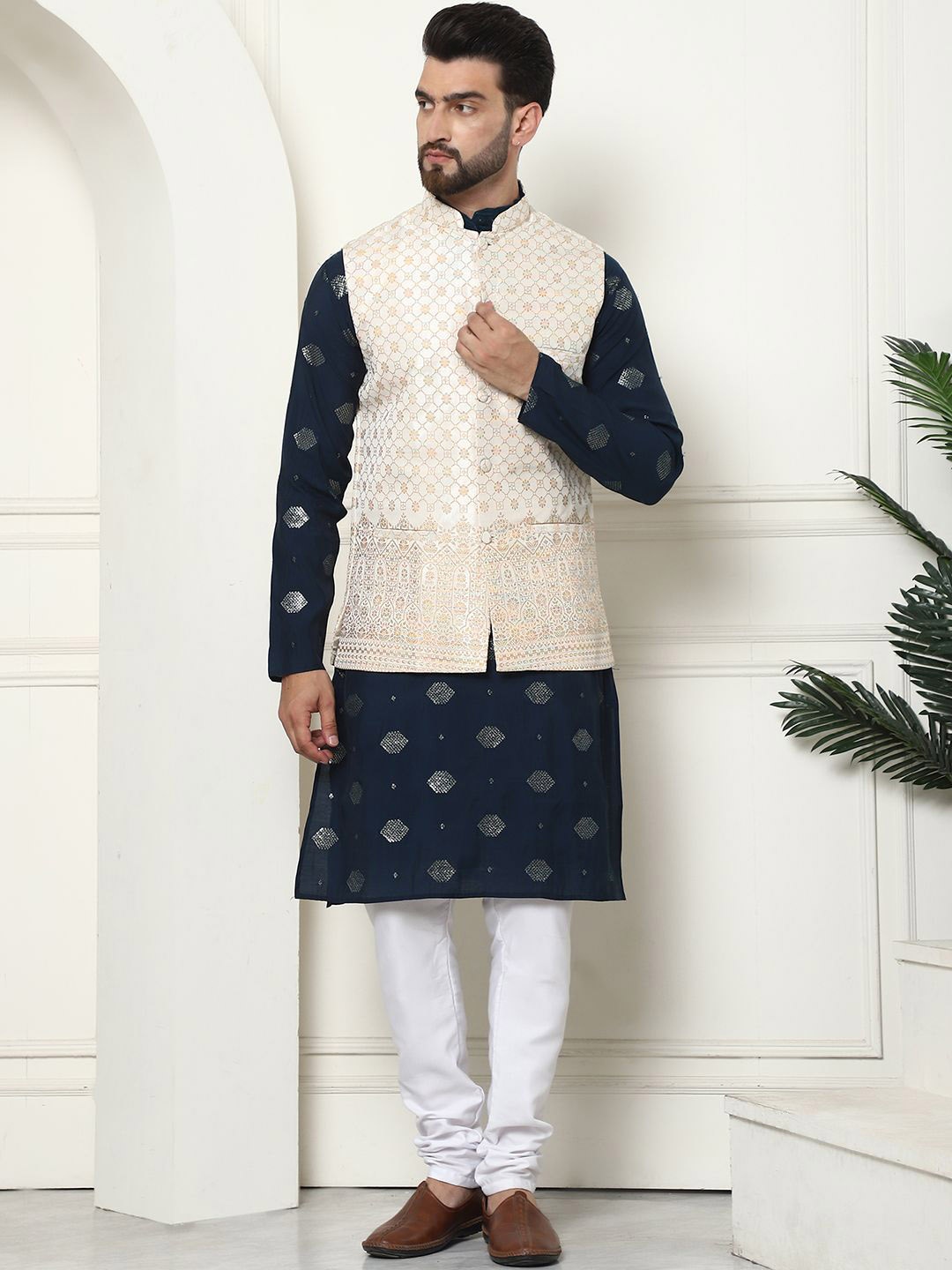 SOJANYA Floral Embroidered Regular Sequinned Kurta with Churidar & Nehru Jacket, Navy blue
SOJANYA Floral Embroidered Regular Sequinned Kurta with Churidar & Nehru Jacket, Navy blue