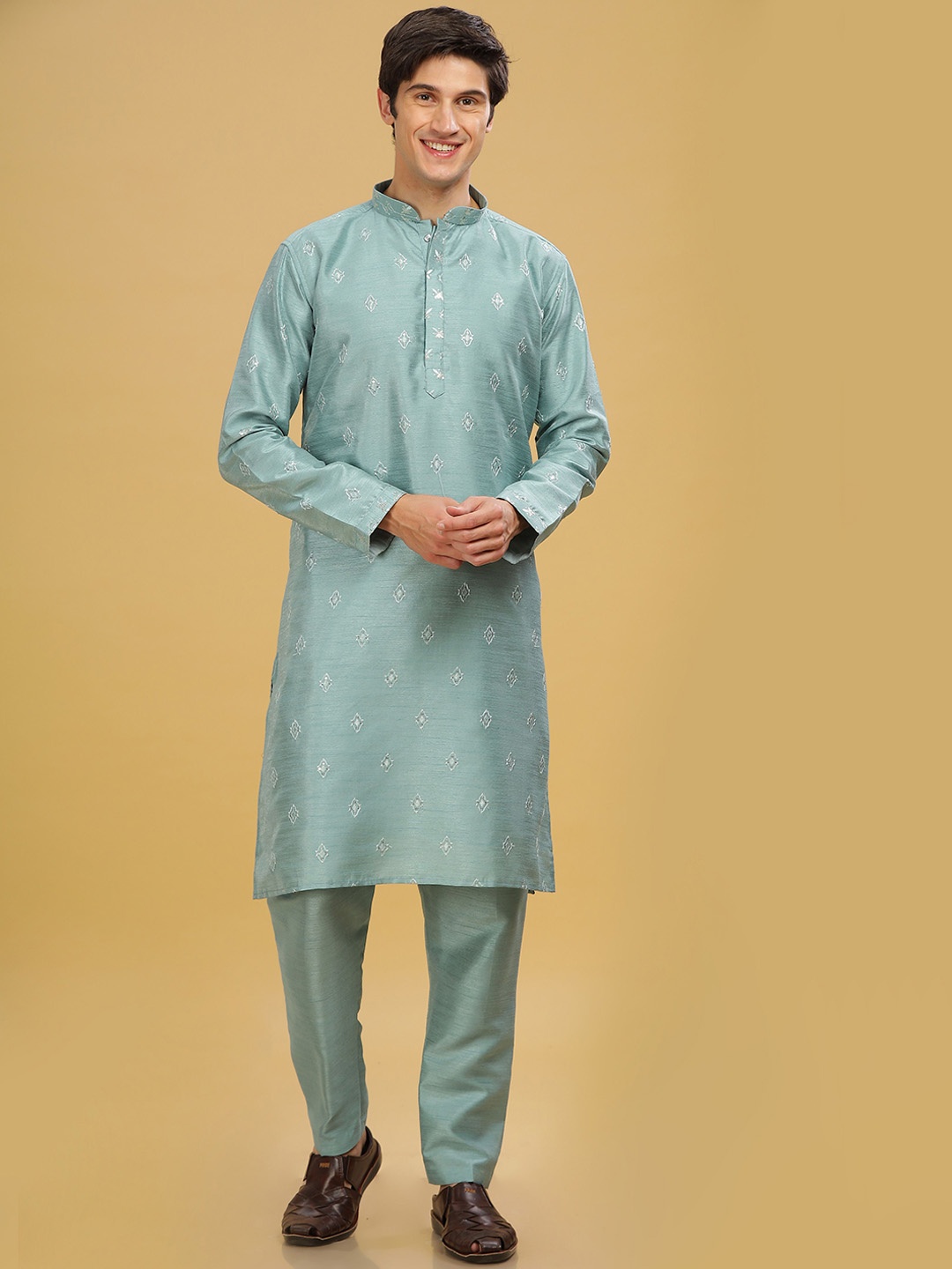 Anouk Floral Embroidered Sequinned Pure Cotton Straight Kurta With Pyjamas & Nehru Jacket, Green
Anouk Floral Embroidered Sequinned Pure Cotton Straight Kurta With Pyjamas & Nehru Jacket, Green