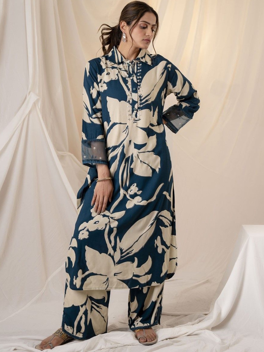 AUTUMN LANE Sargun Lapis Floral Printed Regular Pure Cotton Straight Kurta With Trousers, Blue
AUTUMN LANE Sargun Lapis Floral Printed Regular Pure Cotton Straight Kurta With Trousers, Blue