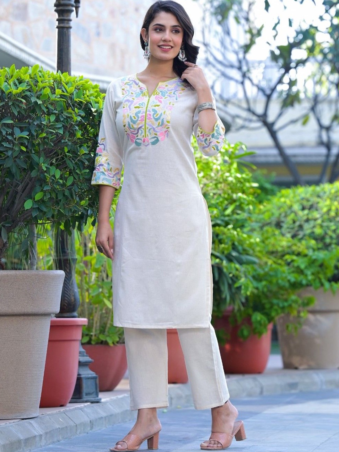 AUTUMN LANE Vartika Yoke Design Regular Pure Cotton Straight Kurta With Trousers, Off white
AUTUMN LANE Vartika Yoke Design Regular Pure Cotton Straight Kurta With Trousers, Off white