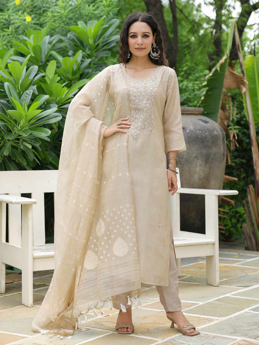 FASHOR Floral Embroidered Regular Chanderi Cotton Straight Kurta With Trousers & Dupatta, Beige
FASHOR Floral Embroidered Regular Chanderi Cotton Straight Kurta With Trousers & Dupatta, Beige