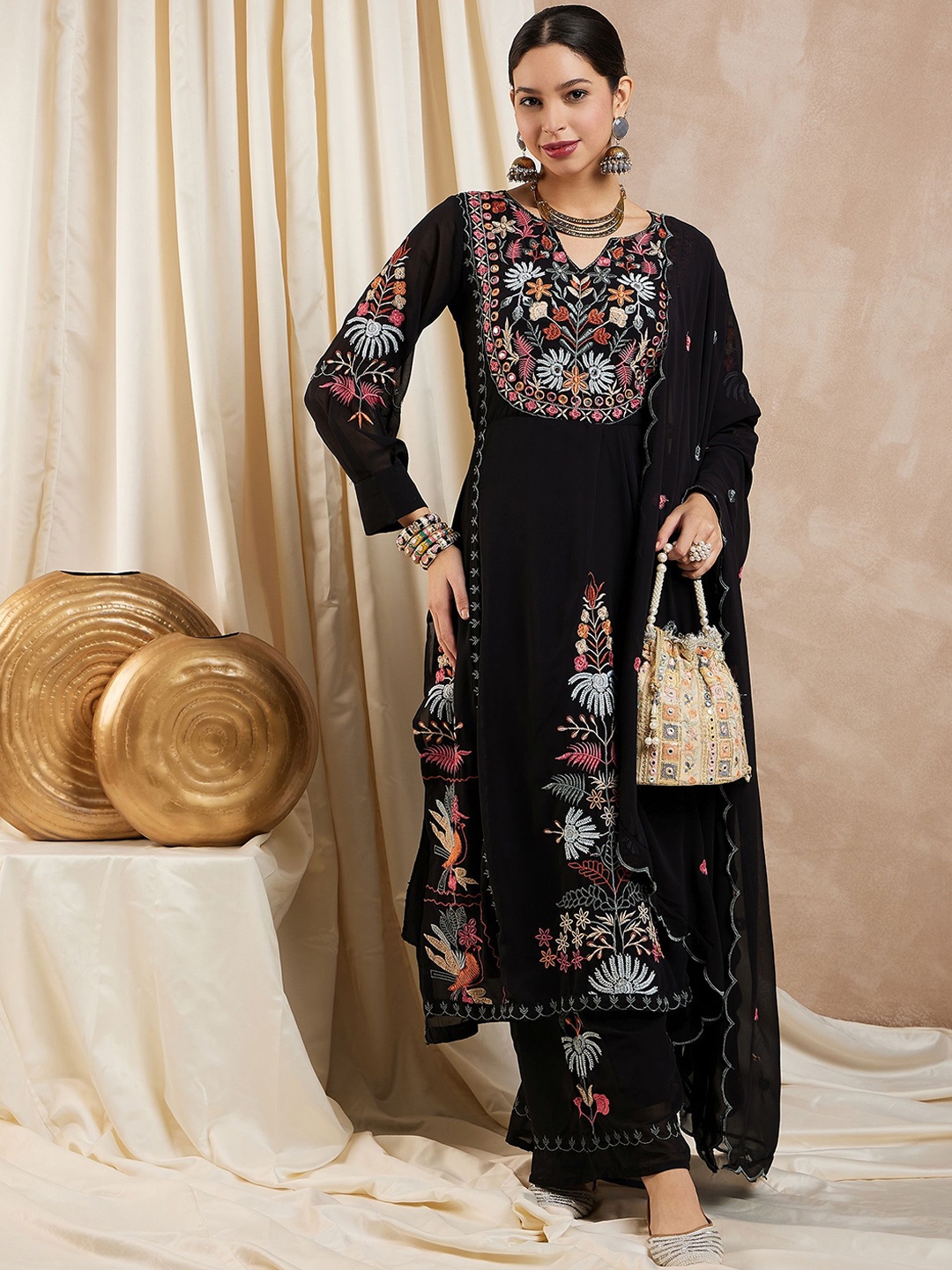 KAVINDI Floral Embroidered Regular Thread Work Kurta with Palazzos & Dupatta, Charcoal
KAVINDI Floral Embroidered Regular Thread Work Kurta with Palazzos & Dupatta, Charcoal
