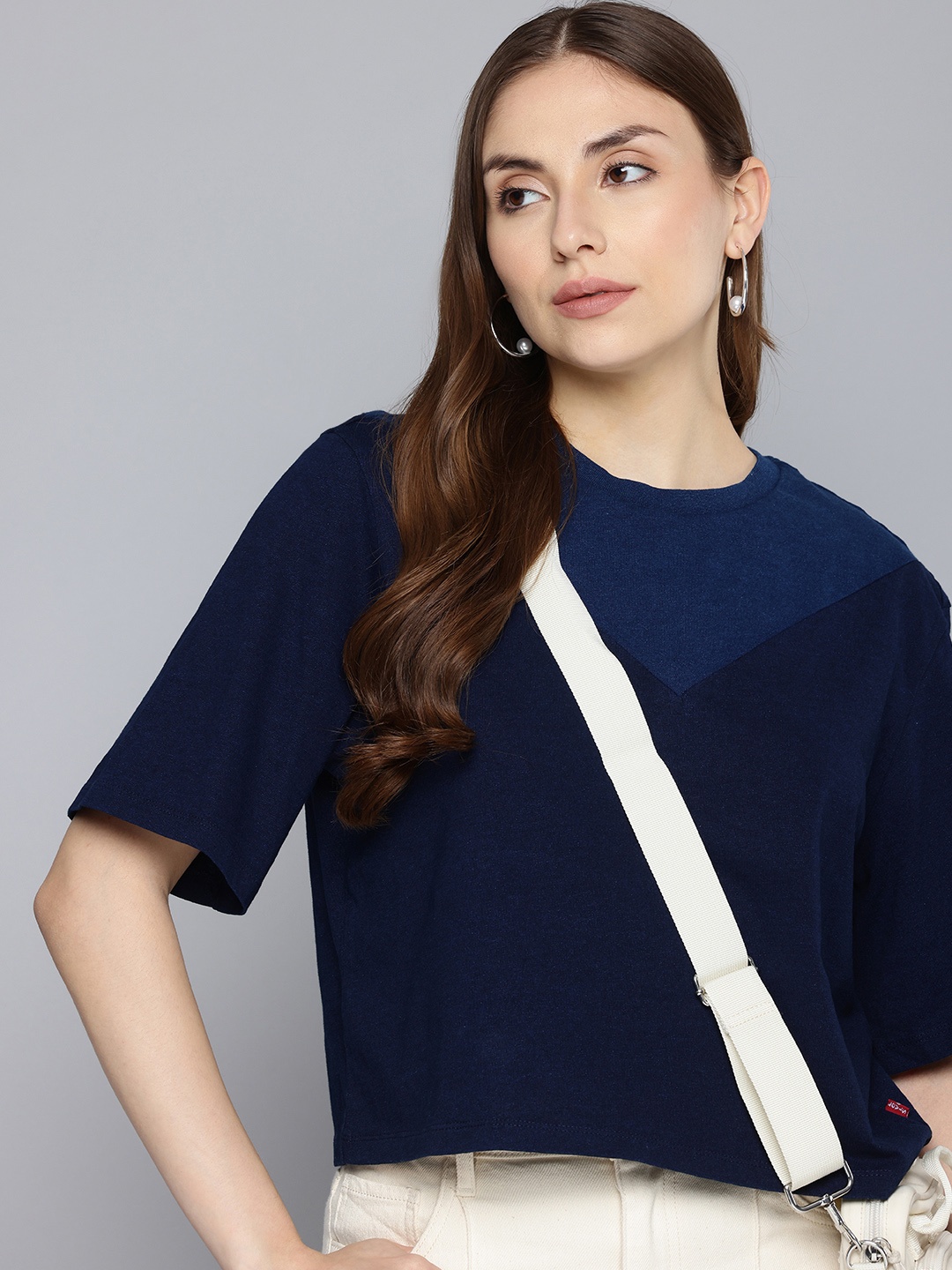 Levis Colourblocked Drop-Shoulder Sleeves Pure Cotton Relaxed Fit T-shirt, Navy blue
Levis Colourblocked Drop-Shoulder Sleeves Pure Cotton Relaxed Fit T-shirt, Navy blue