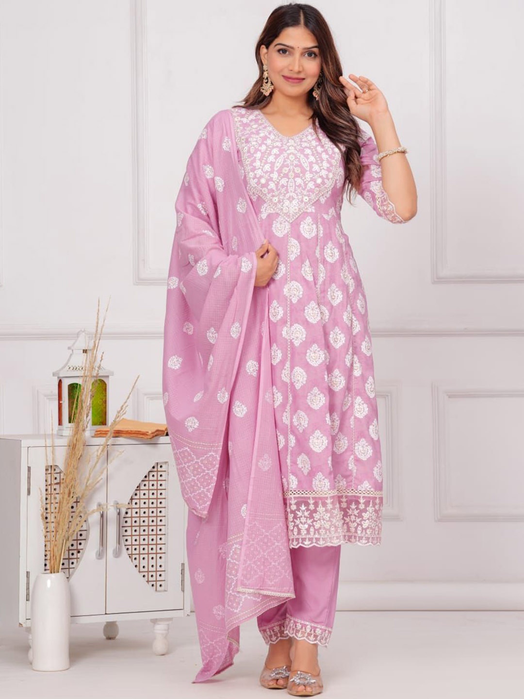 PARUCREATION Ethnic Motifs Embroidered Regular Thread Work Kurta with Trousers & Dupatta, Pink
PARUCREATION Ethnic Motifs Embroidered Regular Thread Work Kurta with Trousers & Dupatta, Pink