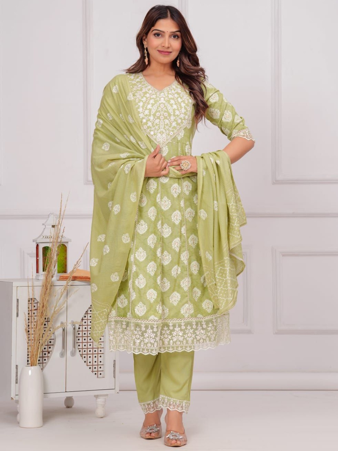 PARUCREATION Ethnic Motifs Embroidered Regular Thread Work Kurta with Trousers & Dupatta, Green
PARUCREATION Ethnic Motifs Embroidered Regular Thread Work Kurta with Trousers & Dupatta, Green