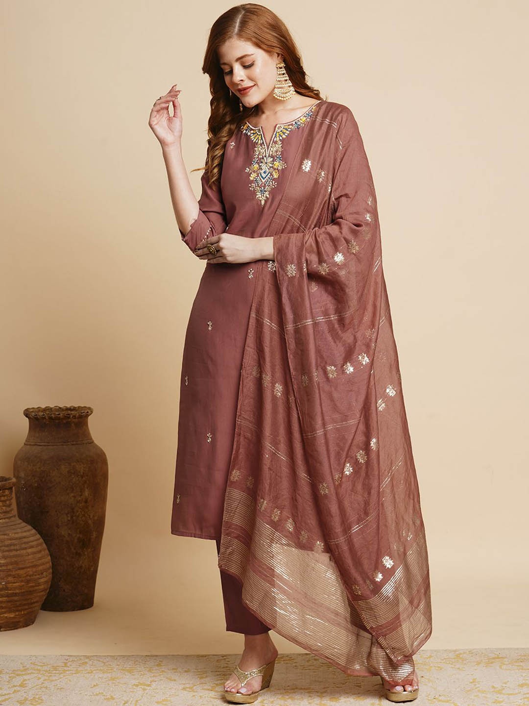 FASHOR Floral Embroidered Regular Beads And Stones Straight Kurta With Trousers & Dupatta, Rose gold
FASHOR Floral Embroidered Regular Beads And Stones Straight Kurta With Trousers & Dupatta, Rose gold