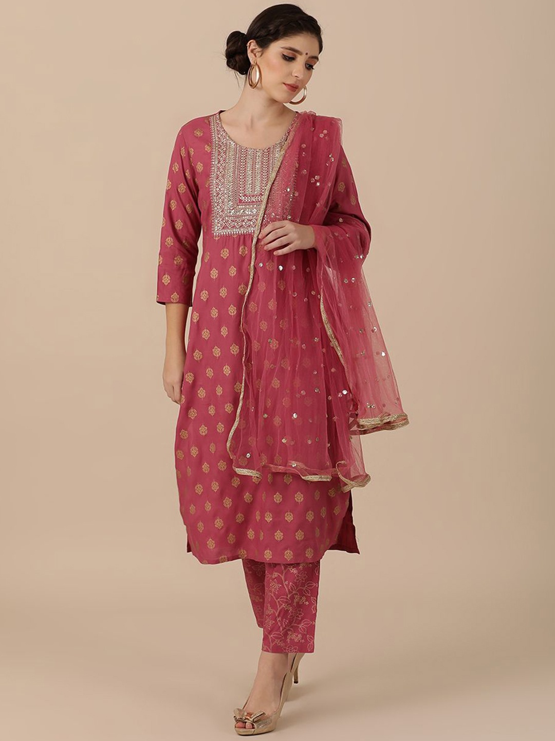 all about you Floral Embroidered Sequinned Straight Kurta With Trousers & Dupatta, Red
all about you Floral Embroidered Sequinned Straight Kurta With Trousers & Dupatta, Red