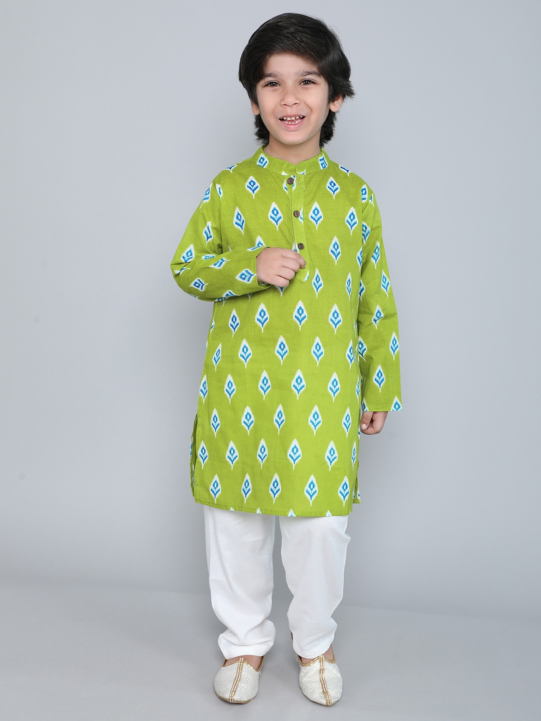 The Magic Wand Boys Floral Printed Mandarin Collar Pure Cotton Kurta with Salwar, Green
The Magic Wand Boys Floral Printed Mandarin Collar Pure Cotton Kurta with Salwar, Green