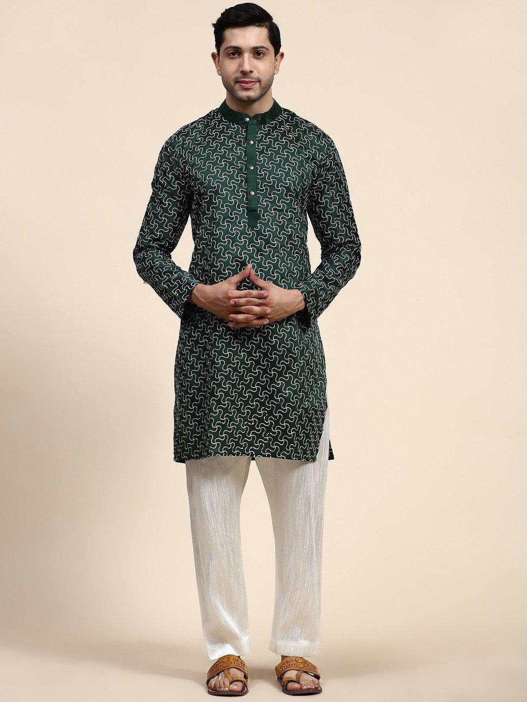 Murta Trends Abstract Embroidered Mandarin Collar Thread Work Straight Kurta With Trousers, Green
Murta Trends Abstract Embroidered Mandarin Collar Thread Work Straight Kurta With Trousers, Green
