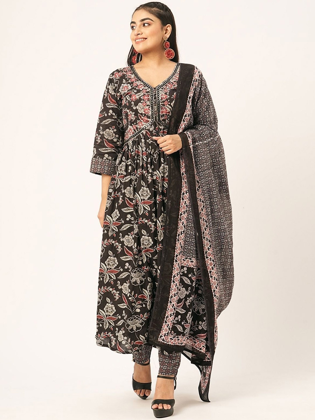 ODETTE Floral Printed Sequinned Straight Kurta With Trousers & Dupatta, Black
ODETTE Floral Printed Sequinned Straight Kurta With Trousers & Dupatta, Black