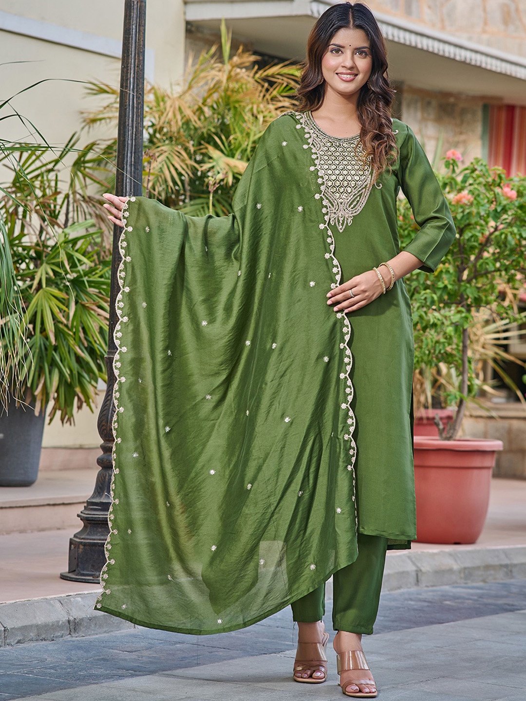 KALINI Ethnic Motifs Embroidered Sequinned Chanderi Silk Kurta with Trousers & Dupatta, Green
KALINI Ethnic Motifs Embroidered Sequinned Chanderi Silk Kurta with Trousers & Dupatta, Green