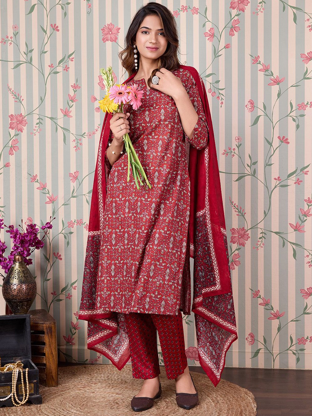 Ode by House of Pataudi Floral Printed Regular Pure Cotton Kurta with Trousers & Dupatta, Red
Ode by House of Pataudi Floral Printed Regular Pure Cotton Kurta with Trousers & Dupatta, Red
