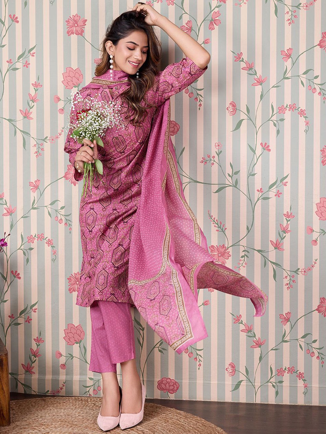 Ode by House of Pataudi Floral Printed Regular Pure Cotton Kurta with Trousers & Dupatta, Pink
Ode by House of Pataudi Floral Printed Regular Pure Cotton Kurta with Trousers & Dupatta, Pink