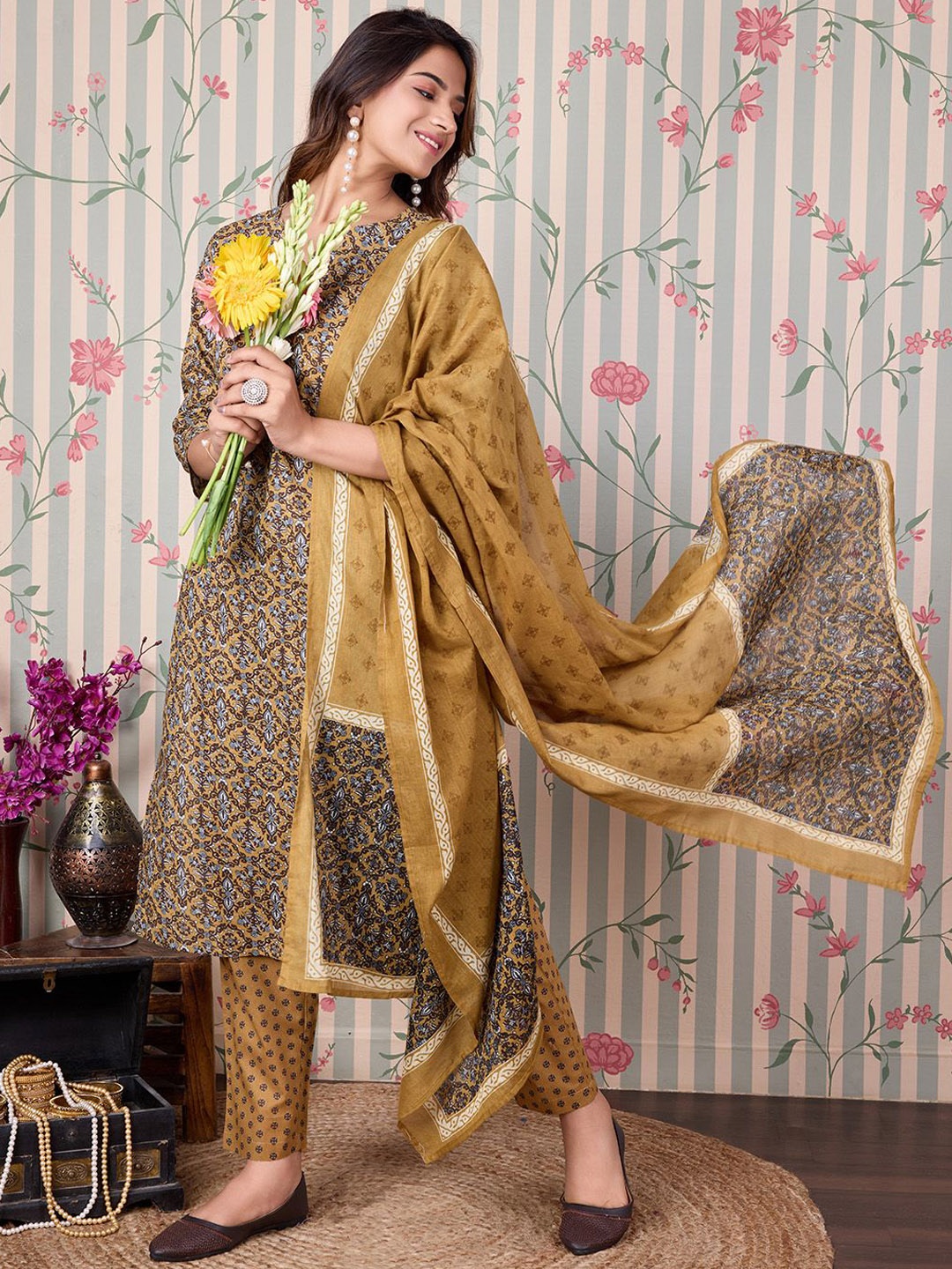 Ode by House of Pataudi Floral Printed Regular Pure Cotton Kurta with Trousers & Dupatta, Brown
Ode by House of Pataudi Floral Printed Regular Pure Cotton Kurta with Trousers & Dupatta, Brown