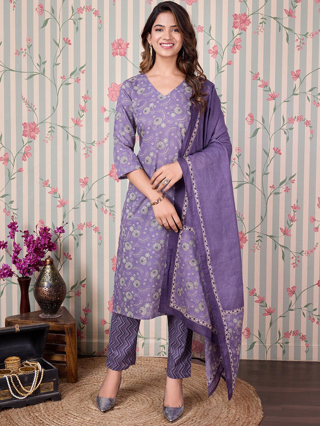 Ode by House of Pataudi Floral Printed Pure Cotton Kurta with Trousers & Dupatta, Purple
Ode by House of Pataudi Floral Printed Pure Cotton Kurta with Trousers & Dupatta, Purple
