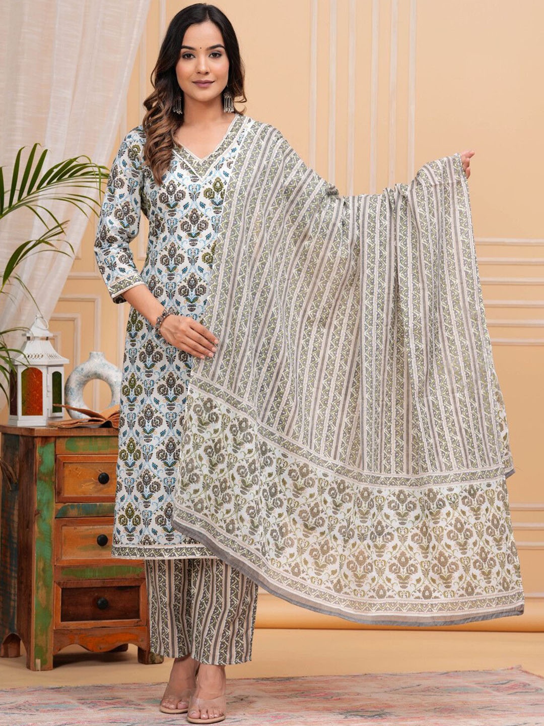 TOULIN Floral Printed Regular Pure Cotton Straight Kurta with Palazzos & With Dupatta, Grey
TOULIN Floral Printed Regular Pure Cotton Straight Kurta with Palazzos & With Dupatta, Grey