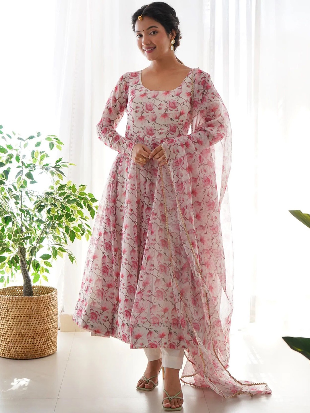 Ethnic Yard Floral Printed Regular Gotta Patti Kurta with Trousers & With Dupatta, White
Ethnic Yard Floral Printed Regular Gotta Patti Kurta with Trousers & With Dupatta, White