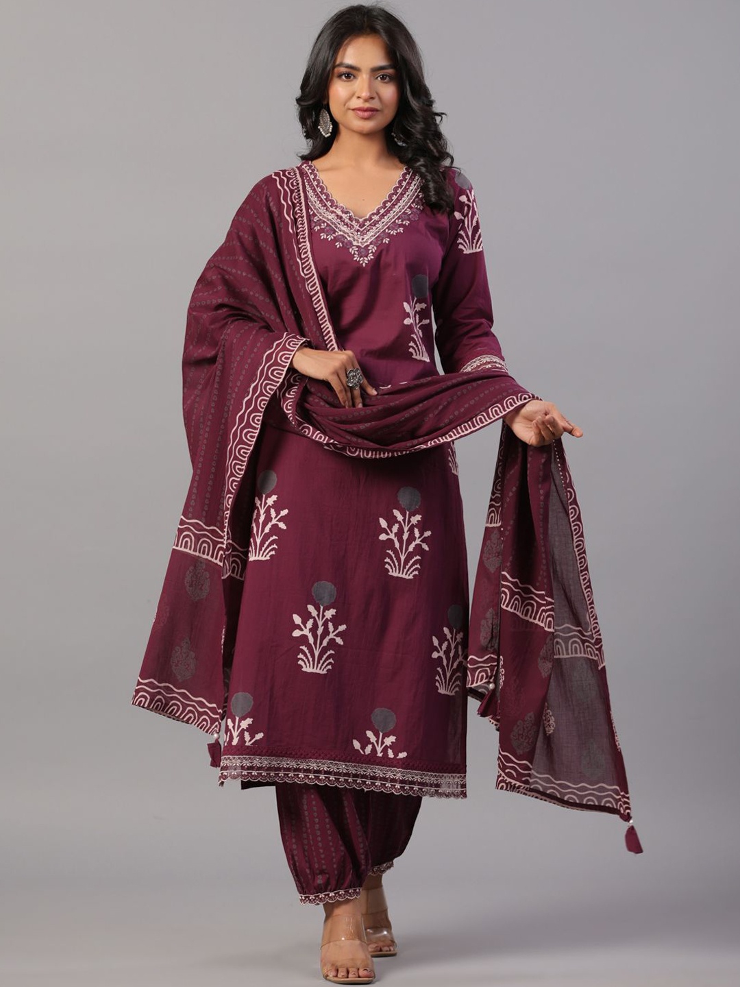 Amchoor Ethnic Motifs Printed Regular Thread Work Kurta with Harem Pants & With Dupatta, Purple
Amchoor Ethnic Motifs Printed Regular Thread Work Kurta with Harem Pants & With Dupatta, Purple