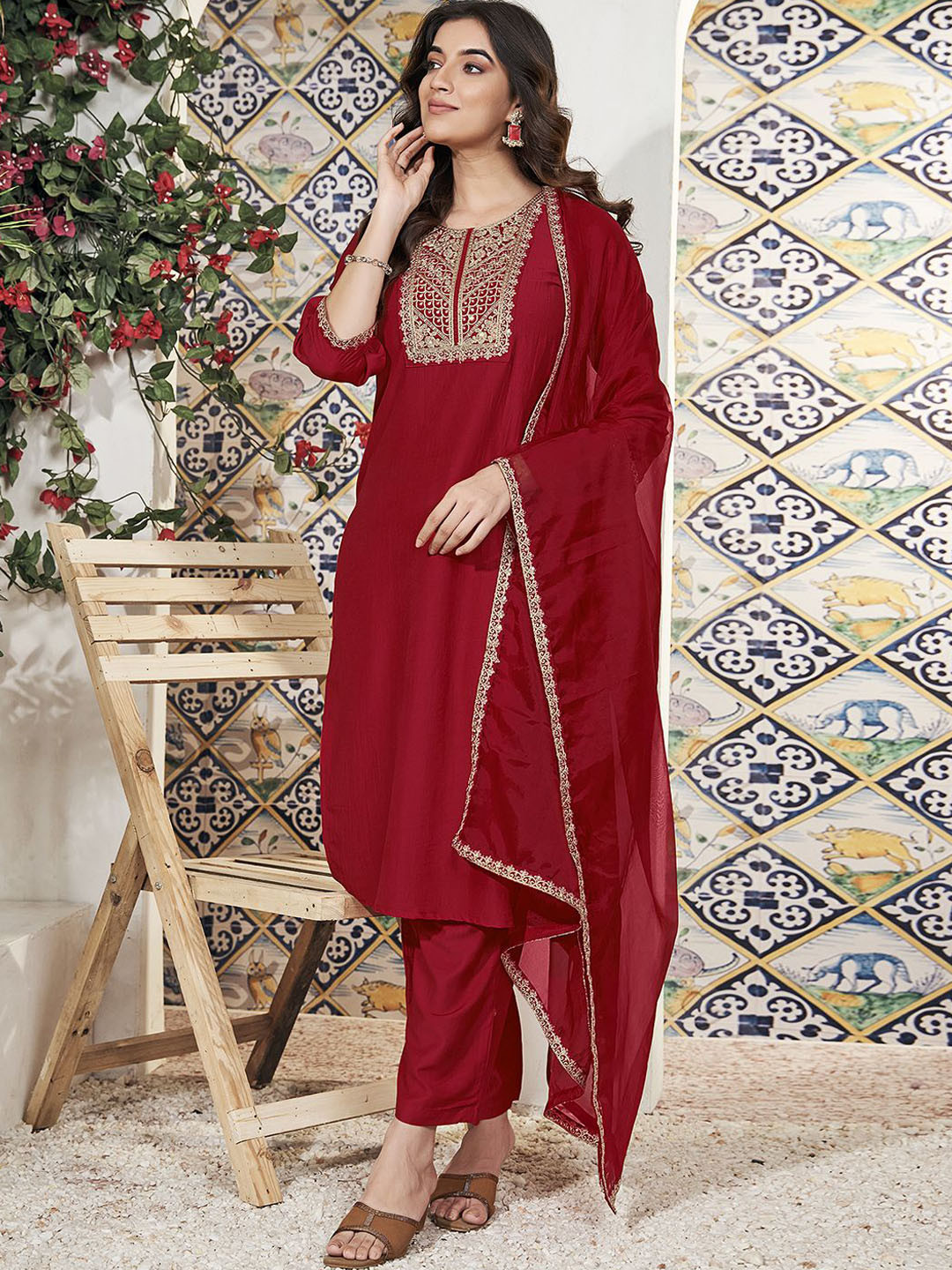 SKYLEE Women Ethnic Motifs Yoke Design Regular Sequinned Kurta with Trousers & With Dupatta, Red
SKYLEE Women Ethnic Motifs Yoke Design Regular Sequinned Kurta with Trousers & With Dupatta, Red