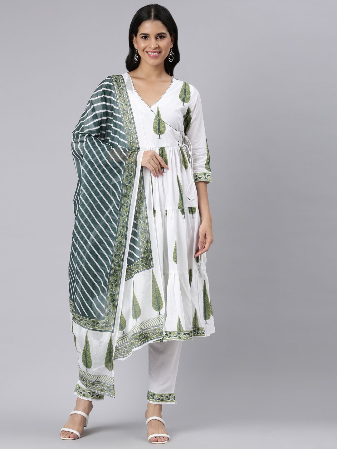 Neerus Floral Printed Jute Cotton Angrakha Kurta With Trousers & With Dupatta, Green
Neerus Floral Printed Jute Cotton Angrakha Kurta With Trousers & With Dupatta, Green