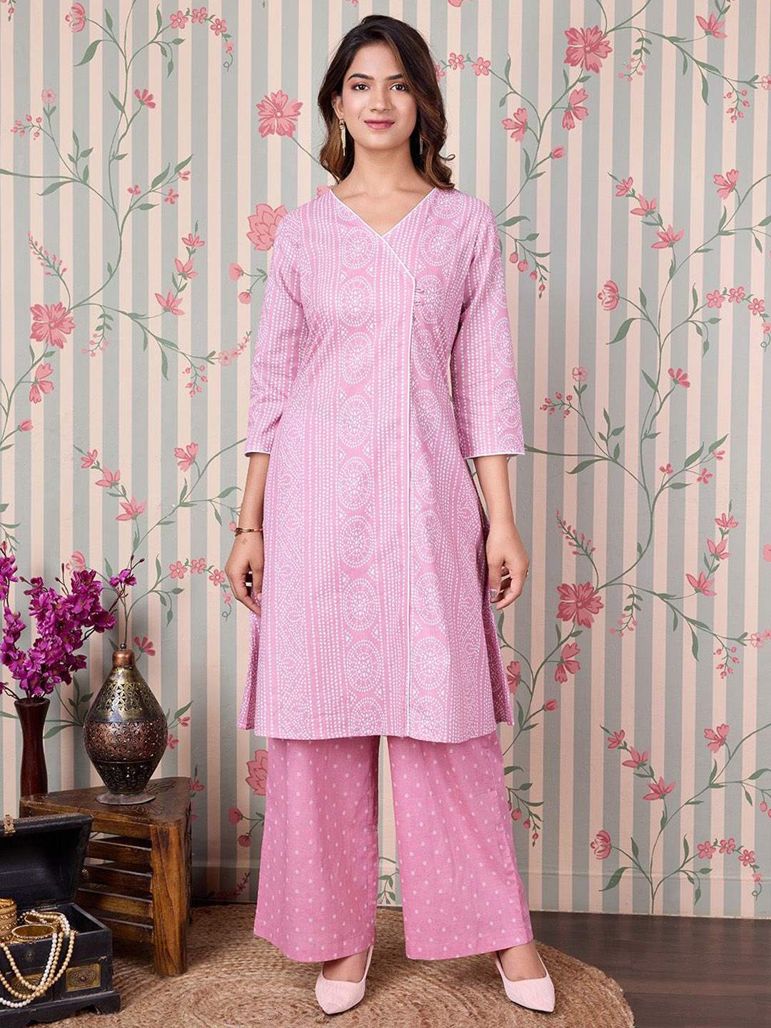 Ode by House of Pataudi Floral Printed Regular Pure Cotton Kurta with Trousers, Pink
Ode by House of Pataudi Floral Printed Regular Pure Cotton Kurta with Trousers, Pink