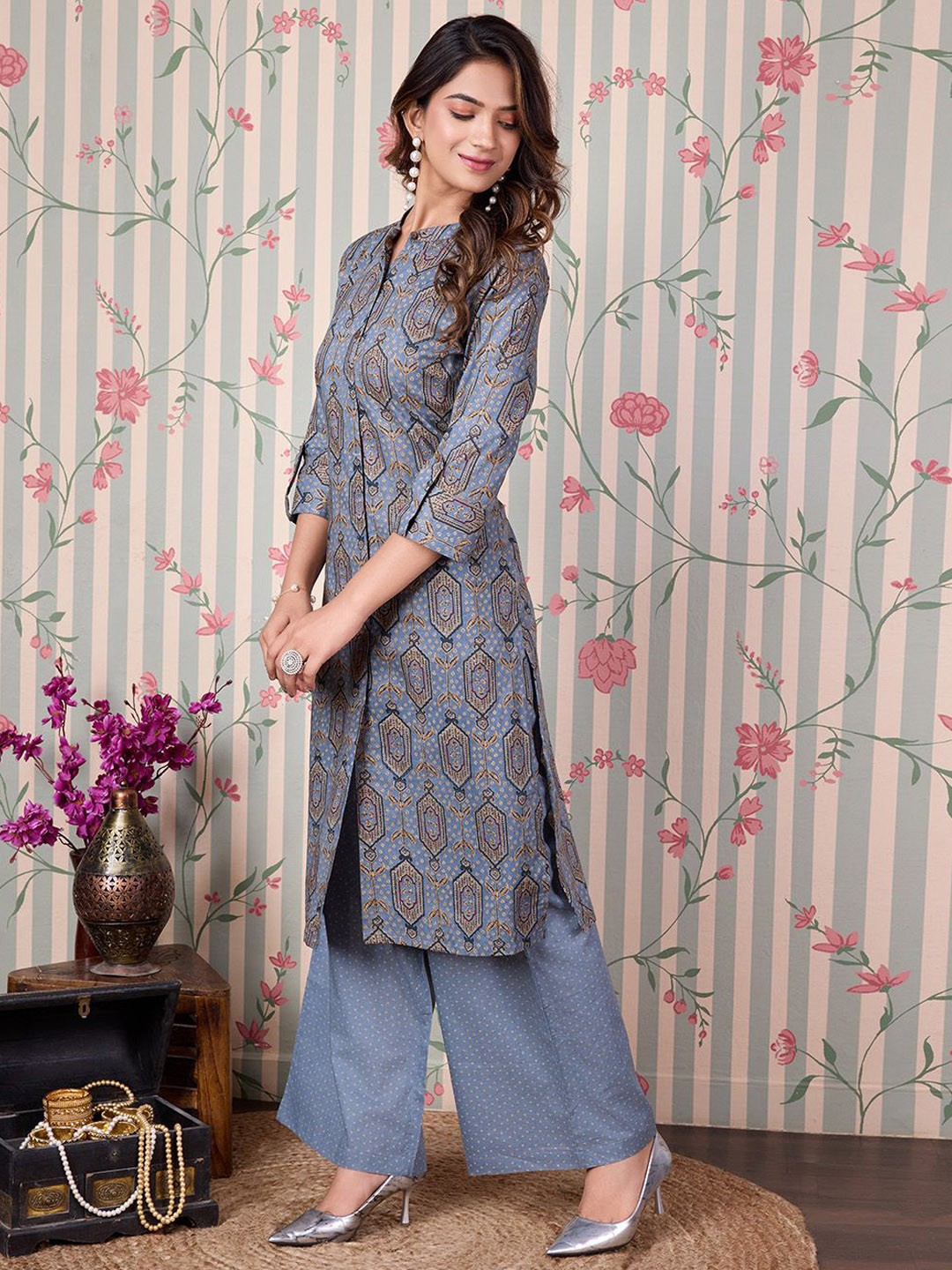 Ode by House of Pataudi Floral Printed Regular Pure Cotton Kurta with Trousers, Grey
Ode by House of Pataudi Floral Printed Regular Pure Cotton Kurta with Trousers, Grey