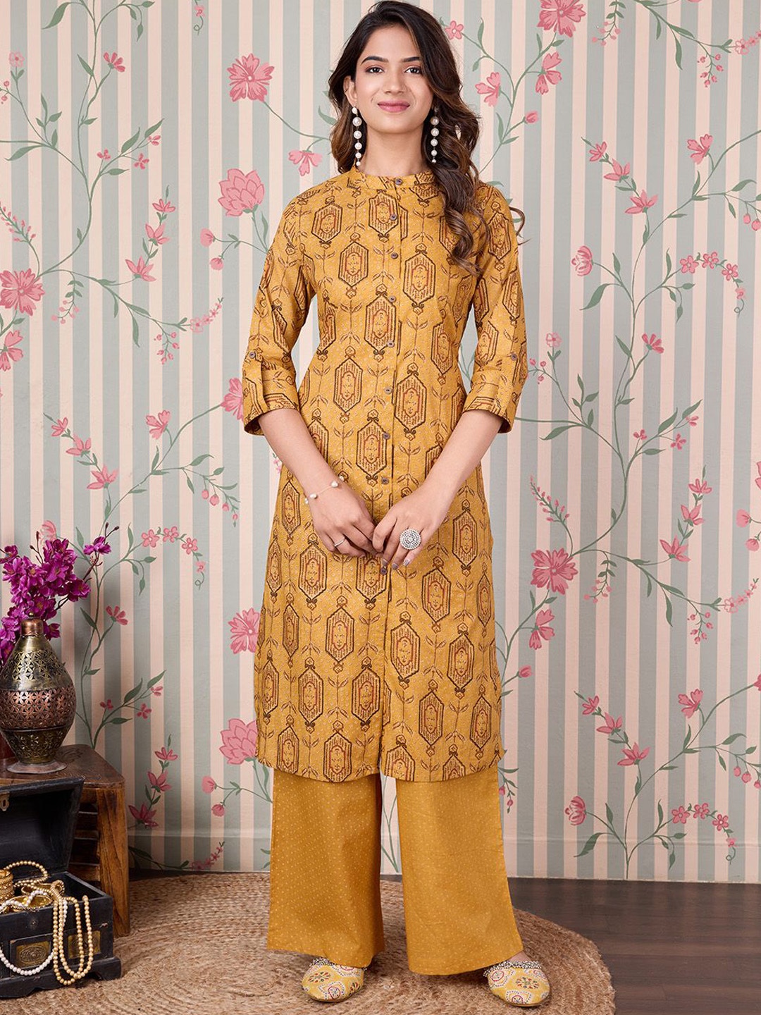 Ode by House of Pataudi Floral Printed Regular Pure Cotton Kurta with Trousers, Yellow
Ode by House of Pataudi Floral Printed Regular Pure Cotton Kurta with Trousers, Yellow