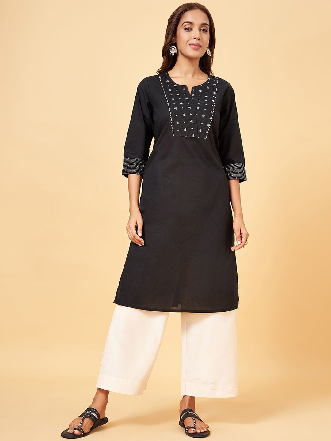 RANGMANCH BY PANTALOONS Floral Yoke Design Sequinned Pure Cotton Straight Kurta, Charcoal
RANGMANCH BY PANTALOONS Floral Yoke Design Sequinned Pure Cotton Straight Kurta, Charcoal