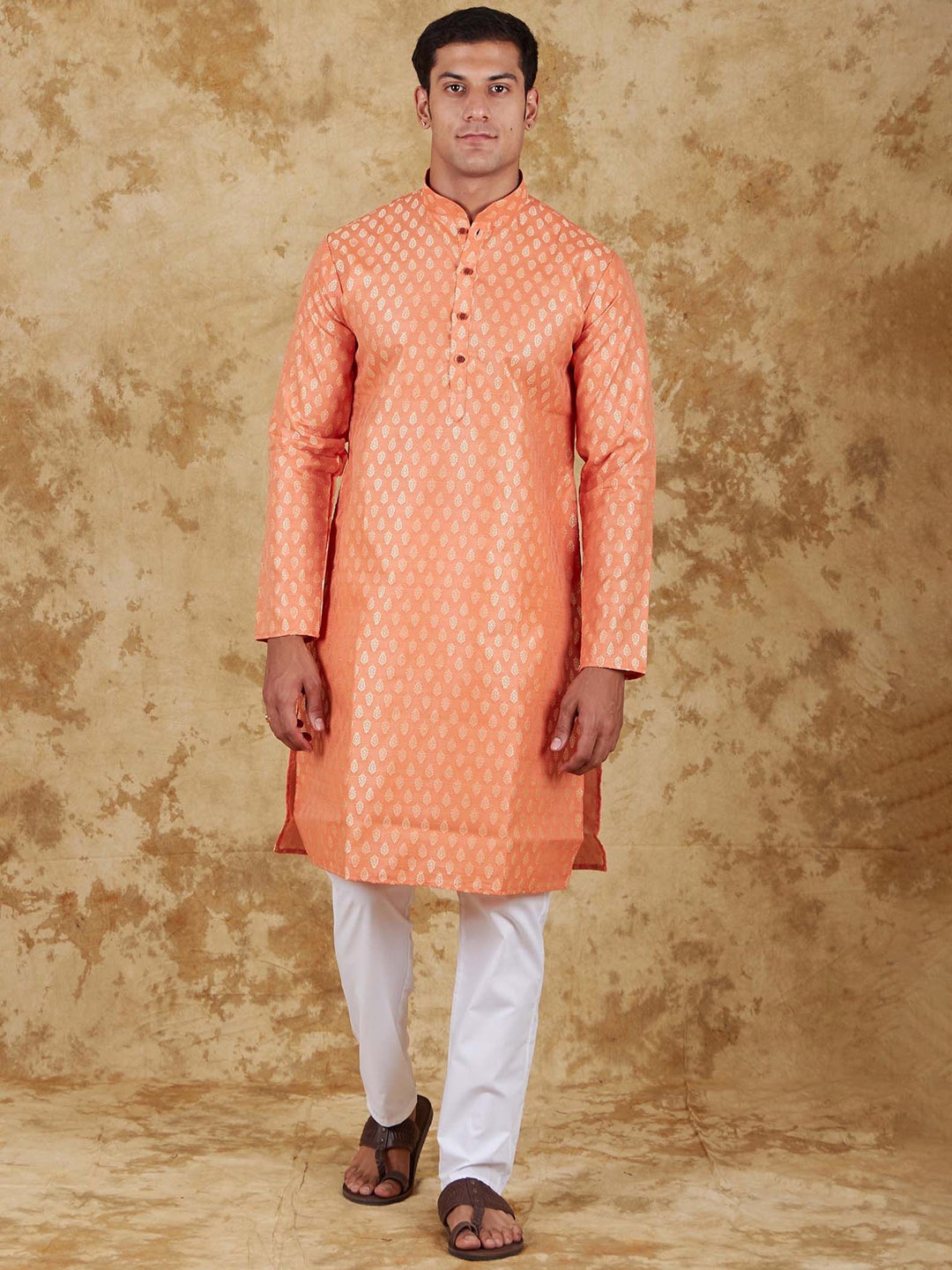 BLUESAANCHI Ethnic Motifs Woven Design Mandarin Collar Straight Kurta With Trousers, Orange
BLUESAANCHI Ethnic Motifs Woven Design Mandarin Collar Straight Kurta With Trousers, Orange